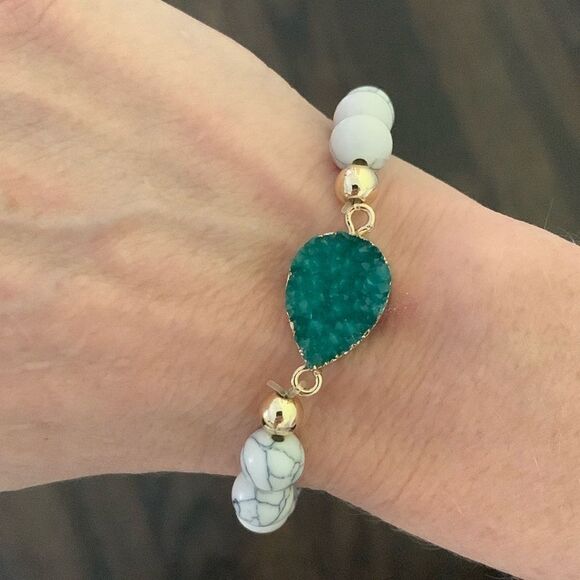 Teal Blue Gem Bracelet -Faux Drusy Quartz, Howlite Beads - Unisex Stretch Druzy - Picture 1 of 9